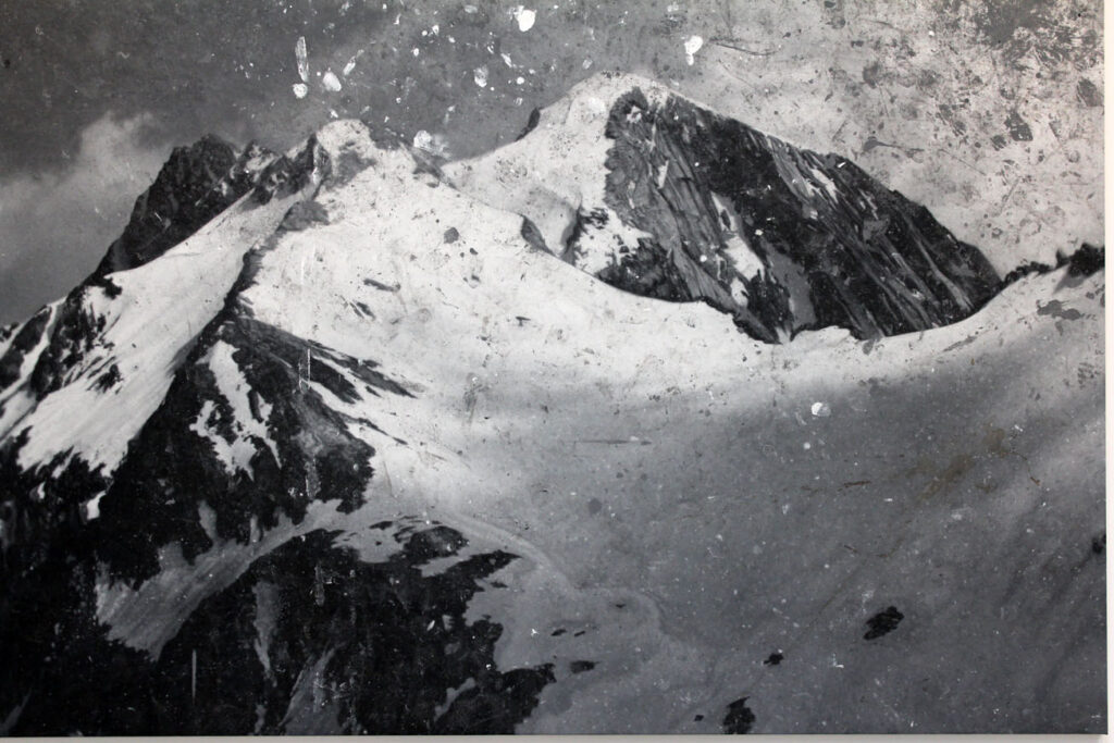 Untiteled, 2010, Rudolf Stingel, Bild aus http://www.artsobserver.com/2014/04/19/rudolf-stingel-mountainous-vision/Landschaft Sertigtal, Kirchner, 1924, Bild aus 